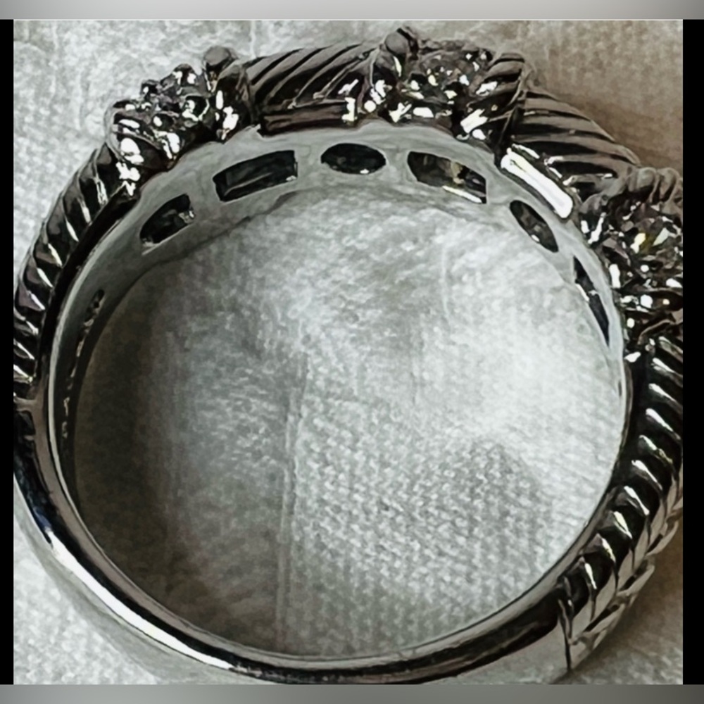 ”Judith Ripka”Cable Band Ring 925 Silver & Zirconias.
⭐️Sale! - Picture 10 of 12